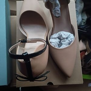 Elegant Tan Women's Shoes with Black Accents